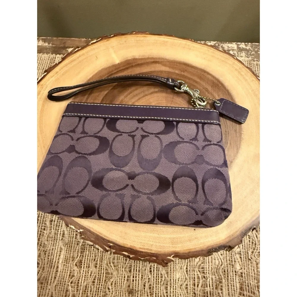 COACH SIGNATURE COLLECTION PURPLE WOVEN JACQUARD  PLEADED ZIP WRISTLET RARE